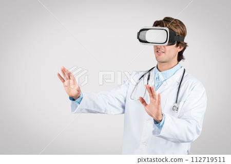 Male doctor using VR headset for medical training Male doctor using VR headset for medical training 112719511