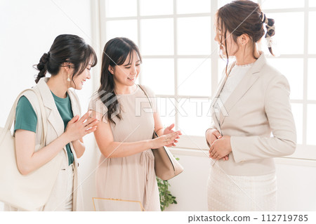 Female friends, colleagues and sales staff choosing rings at a jewelry store (department store, department store, branded goods) Female friends, colleagues and sales staff choosing rings at a jewelry store (department store, department store, branded goods) 112719785