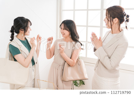 女性朋友、同事和銷售人員在珠寶店(百貨公司、百貨公司、品牌商品)選擇戒指 女性朋友、同事和銷售人員在珠寶店(百貨公司、百貨公司、品牌商品)選擇戒指 112719790