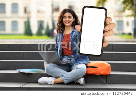 Indian woman student recommends educational application, studying outdoors 112720442