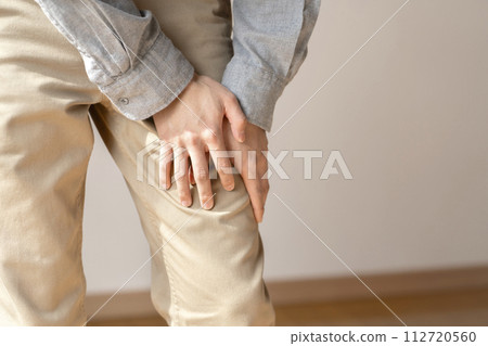 有肌肉痛、抽筋、身體部位的男人 112720560