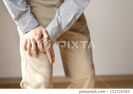 有肌肉痛、抽筋、身體部位的男人 112720565