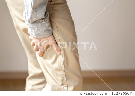 有肌肉痛、抽筋、身體部位的男人 112720567