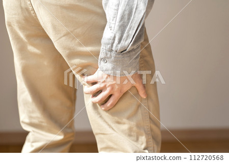 有肌肉痛、抽筋、身體部位的男人 112720568