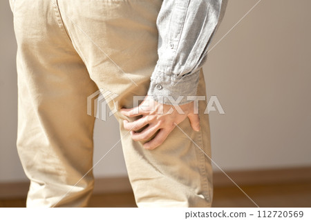 有肌肉痛、抽筋、身體部位的男人 有肌肉痛、抽筋、身體部位的男人 112720569