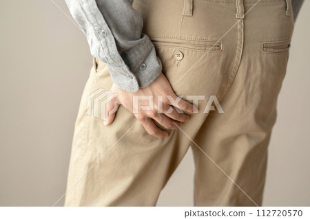 有肌肉痛、抽筋、身體部位的男人 有肌肉痛、抽筋、身體部位的男人 112720570