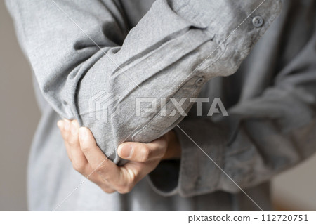 手肘疼痛的男人 手肘疼痛的身體部位 手肘疼痛的男人 手肘疼痛的身體部位 112720751