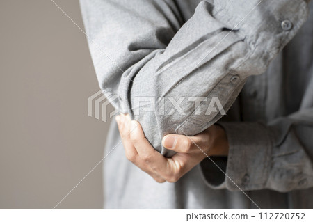 Man with elbow pain Elbow pain body parts 112720752