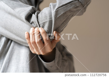 手肘疼痛的男人 手肘疼痛的身體部位 112720756