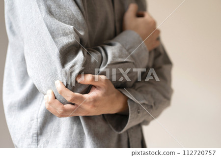 手肘疼痛的男人 手肘疼痛的身體部位 112720757