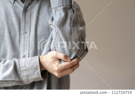 手肘疼痛的男人 手肘疼痛的身體部位 112720759