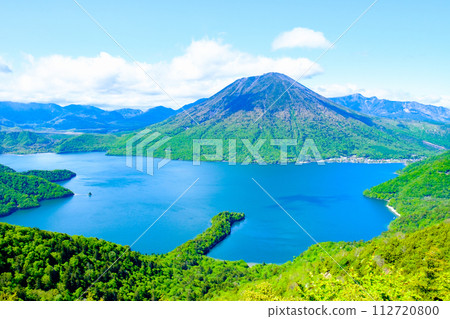 從半月山展望台眺望中禪寺湖和男體山（5月） 112720800