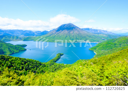 從半月山展望台眺望中禪寺湖和男體山（5月） 112720825