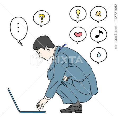 一名身穿西裝的 SE 男子使用直接放在電腦上的筆記型電腦和一組 7 個圖標進行工作的插圖。 112721062
