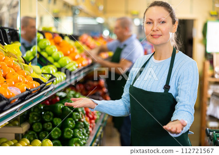 woman seller offers to buy tangerines 112721567
