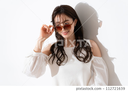 Young woman with vacation look 112721639