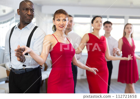 Group lesson - waltz training, male and female participants stand in pairs 112721658
