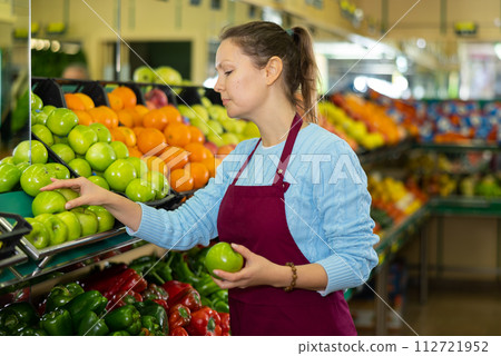 woman seller offers to buy apples 112721952
