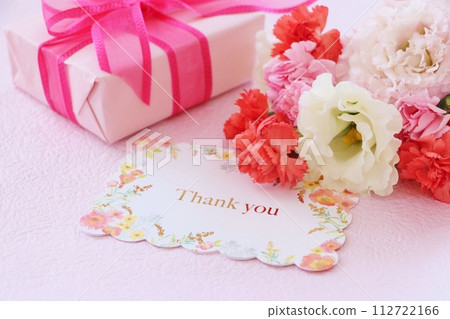 bouquet and thank you card 112722166