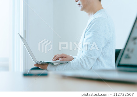 前往電腦的男人的手 前往電腦的男人的手 112722507