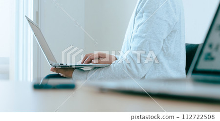 前往電腦的男人的手 112722508