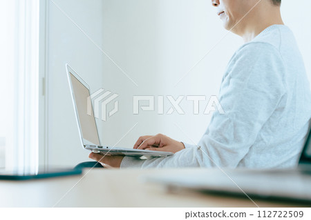前往電腦的男人的手 112722509