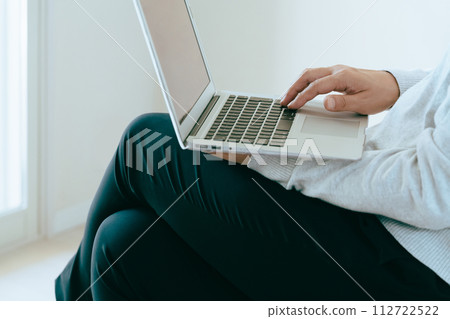 前往電腦的男人的手 112722522