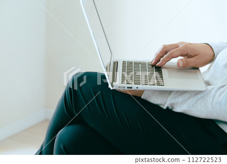 前往電腦的男人的手 112722523