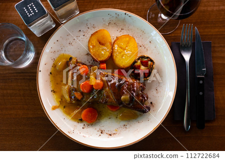 Appetizing pork ribs with potatoes and vegetables 112722684