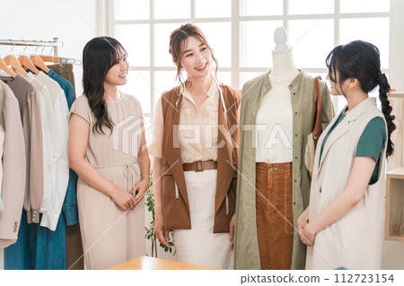 從事紡織設計師、時裝設計師、製版師、造型師和服裝業的女性。 112723154