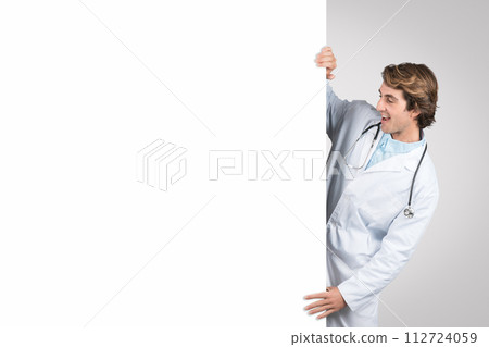 Happy man doctor holding blank white board, inviting questions Happy man doctor holding blank white board, inviting questions 112724059