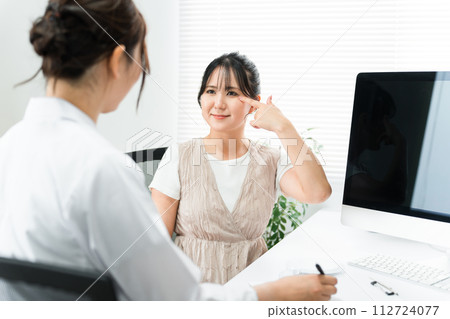 Women undergoing examination by an ophthalmologist, cosmetic surgery counseling, medical treatment, interview, consultation (eyes, eyes, vision) Women undergoing examination by an ophthalmologist, cosmetic surgery counseling, medical treatment, interview, consultation (eyes, eyes, vision) 112724077