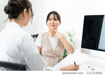 Cosmetic surgery counseling for jaw surgery, women receiving medical examinations, medical examinations, consultations (jaw problems) Cosmetic surgery counseling for jaw surgery, women receiving medical examinations, medical examinations, consultations (jaw problems) 112724081