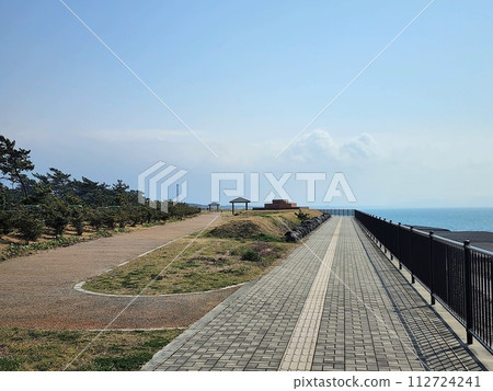 quiet seaside park 112724241