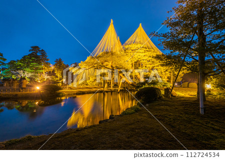 兼六園的夜景在冬季傳統「雪吊」的映照下絢麗多彩 | 旅遊形象 | 石川縣金澤市 112724534
