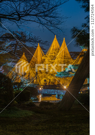 Night view of Kenrokuen garden beautifully illuminated with the winter tradition “Yukitsuri” | Tourism image | Kanazawa City, Ishikawa Prefecture 112724564