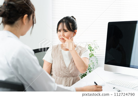 鼻部整形手術諮詢/接受耳鼻喉科醫生檢查的女性/醫療/訪談/諮詢(美容手術) 鼻部整形手術諮詢/接受耳鼻喉科醫生檢查的女性/醫療/訪談/諮詢(美容手術) 112724790