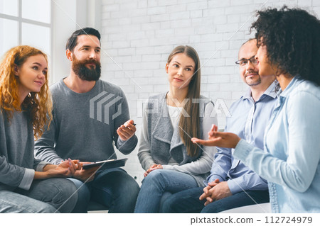 Specialist giving advices to patients during group therapy 112724979