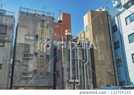 Ueno Okachimachi, scenery of old multi-tenant buildings 112725153