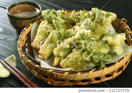 Cod sprout tempura in a colander 112725779