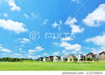 A refreshing blue sky and a park in the city 112726054