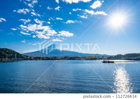 Lake Kawaguchi and Mt. Fuji, rays of the sun 112726614