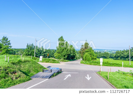 北海道的夏天，熱門的旅遊勝地，通往晴空的道路 112726717