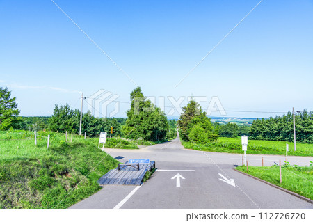北海道的夏天,熱門的旅遊勝地,通往晴空的道路 北海道的夏天,熱門的旅遊勝地,通往晴空的道路 112726720
