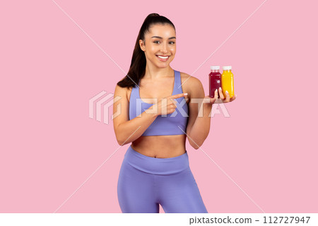 Fit woman recommends healthy juice options 112727947
