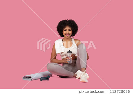 Resting black fitness woman with water bottle 112728056