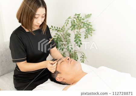 Permanent makeup marking, eyebrow salon, men's eyebrow salon, man adjusting eyebrows at beauty eyebrow salon 112728871