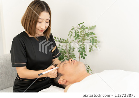 Permanent makeup marking, design, eyebrow salon, men's eyebrow salon, man adjusting eyebrows at beauty eyebrow salon 112728873