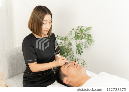 Permanent makeup marking, design, eyebrow salon, men's eyebrow salon, man adjusting eyebrows at beauty eyebrow salon 112728875