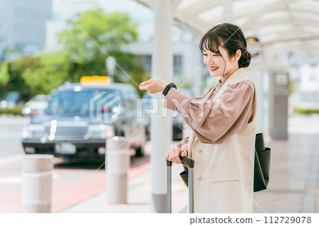 A young Asian business woman checking the time on her wristwatch at a meeting (business trip, schedule, time management, on track) 112729078